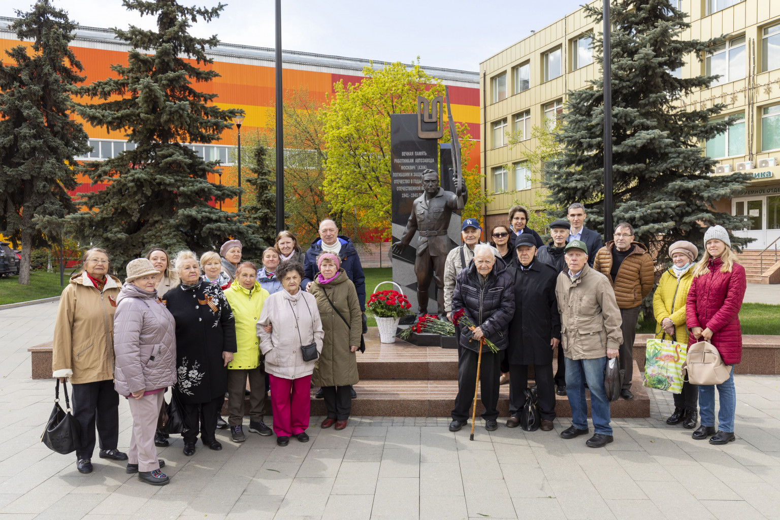 Возложение цветов к памятнику воинам-автозаводцам